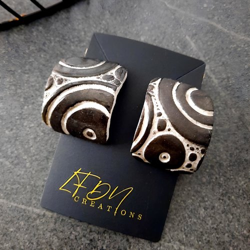 Boucles d'oreille design moderne en relief noir et blanc en pâte polymère