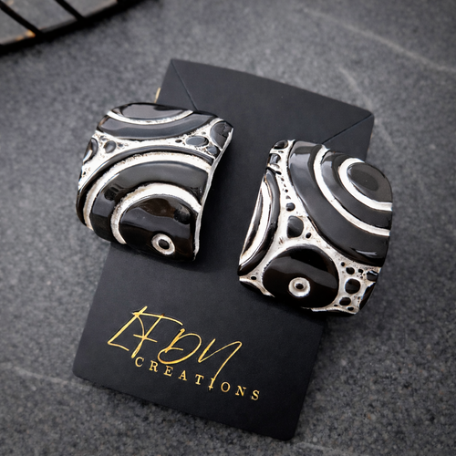 Boucles d'oreille design moderne en relief polymère noir et blanc monochrome