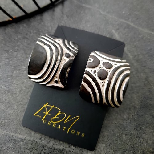 Boucles d'oreille design relief en pâte polymère noir et blanc