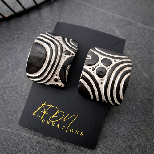 Boucles d'oreille design relief polymère noir et blanc monochrome