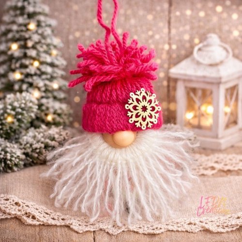 Gnome de noël artisanal avec bonnet en laine rose