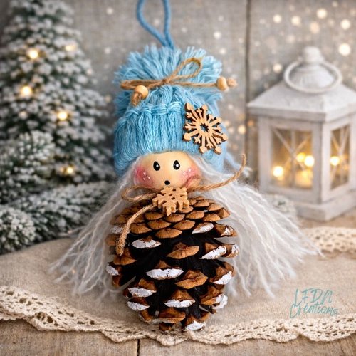 Lutine de noël pomme de pin et bonnet en laine bleu