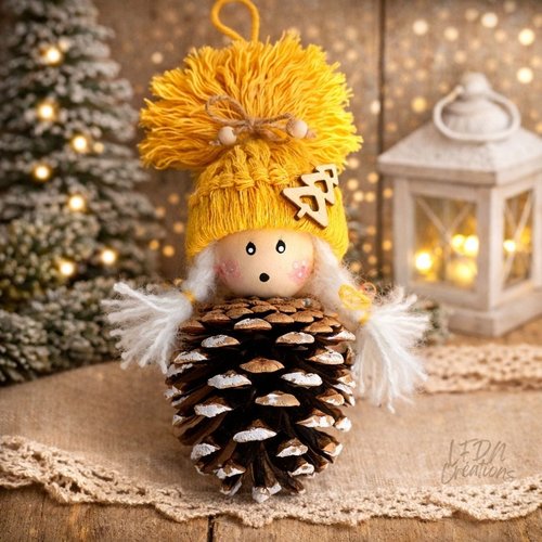Lutine de noël pomme de pin avec bonnet en laine jaune