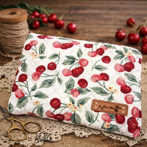 Trousse plate à maquillage matelassée en popeline de coton imprimé cerise