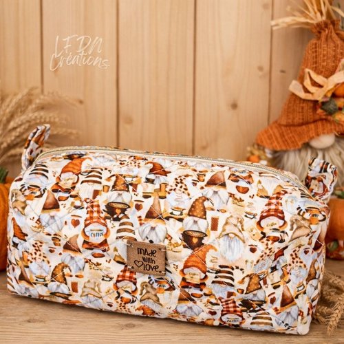 Trousse de toilette femme matelassée fait main – imprimé gnomes automne – pochette voyage pratique et originale