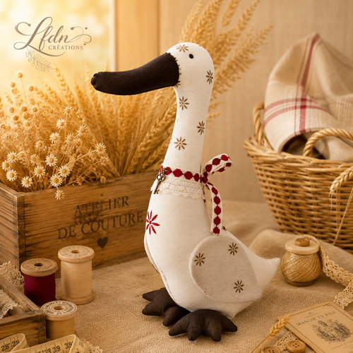Oie décorative artisanale en lin et coton – figurine textile fait main 28 cm avec broderies et breloque vintage – idée cadeau déco