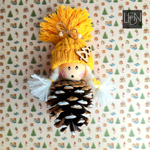 Lutine de noël pomme de pin avec bonnet en laine jaune