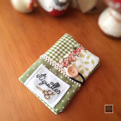 Carnet à aiguilles en tissus patchwork