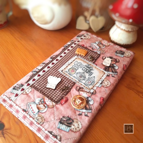 Protège cahier de recettes en tissu patchwork matelassé