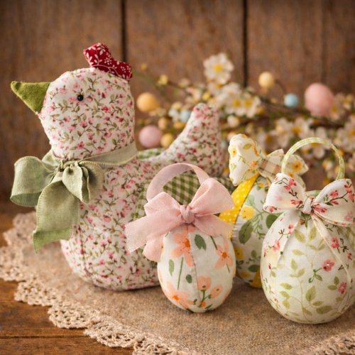 Poule de pâques en tissu fait main + 3 œufs décoratifs – décoration de pâques artisanale