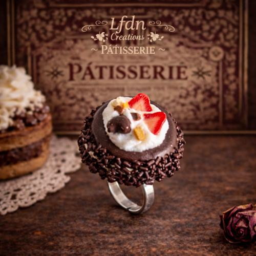 Bague macaron chocolat fraise – destock