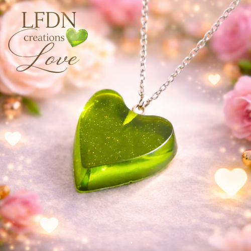 Collier cœur vert en résine – bijou fait main élégant sur chaîne argentée