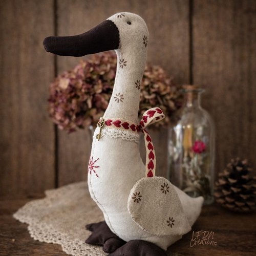 Oie décorative artisanale en lin et coton – figurine textile fait main 28 cm avec broderies et breloque vintage – idée cadeau déco