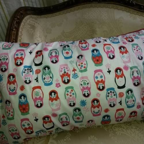 Housse de coussin personnalisée "matriochka" sur fond rouge 