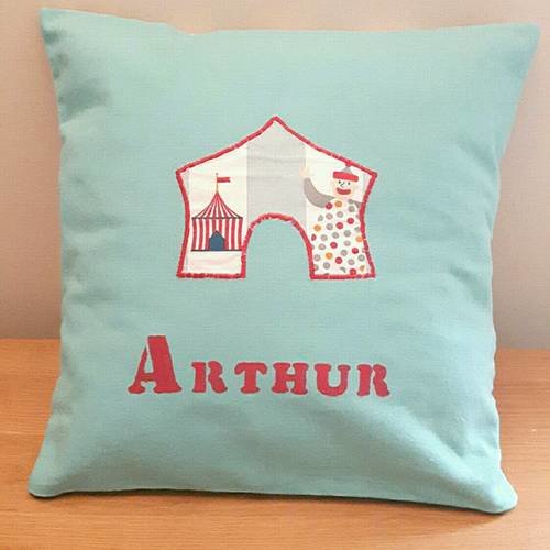 Coussin personnalisable avec le prénom bleu turquoise et coton imprimé cirque 