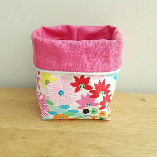 Panier de rangement, panière, vide poche réversible en lin enduit framboise et coton imprimé de designer fleurs 