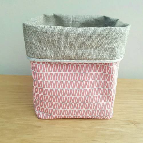 Panière de table à langer, corbeille en lin enduit et coton imprimé géométrique frise rose fraise