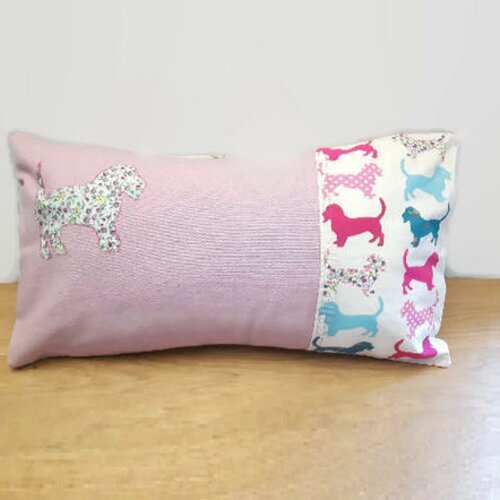 Housse de coussin 50cm x 30cm rose personnalisable avec le prénom coton imprimé chiens scottish