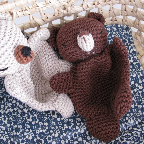 Adorable ours en crochet , teddy bear , amigurumi en coton pour les bébés , cadeau de naissance , anniversaire , doudou bébé