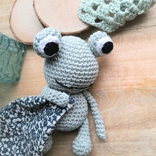 Henriette la grenouille au crochet, amigurumi, figurine décorative