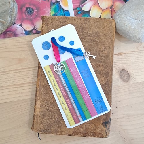 Marque page livres multicolores
