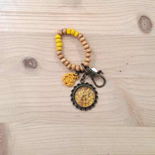 Porte clef motif crochet couleur moutarde