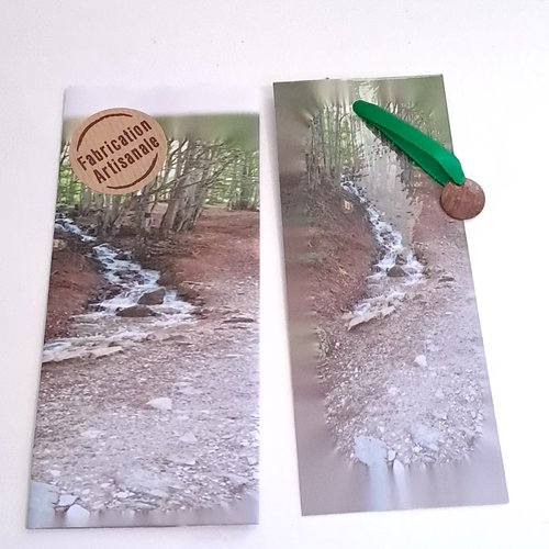 Marque-pages ruisseau en forêt