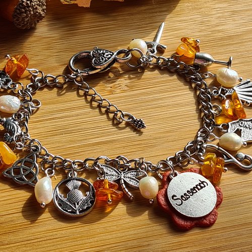 Bracelet à breloques "sassenach" en acier inoxydable, ambre baltique et perles d'eau douce sur le thème de l’écosse et d'outlander.