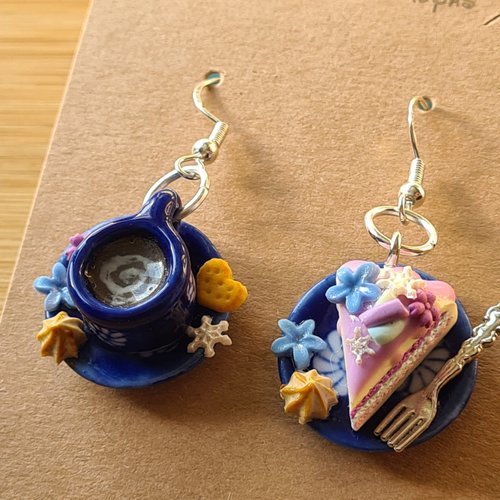 Boucles d'oreilles originales "tasse de café crème " et part de gâteau layer cake décorée fleurs en sucre sur le thème de l'hiver.