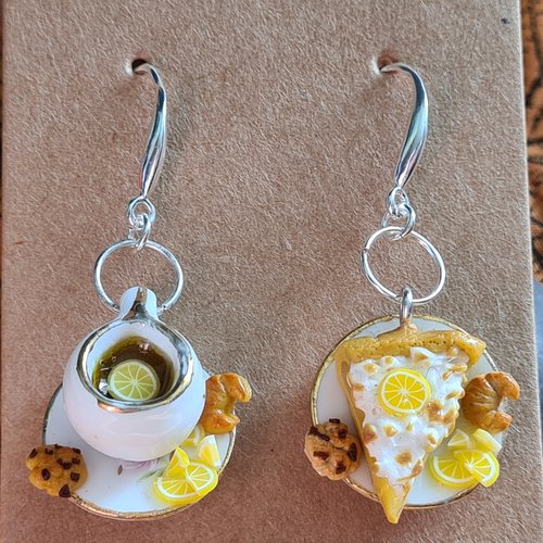 Boucles d’oreilles pendantes part de tarte au citron meringué en fimo et mug de thé / bijoux gourmands en fimo