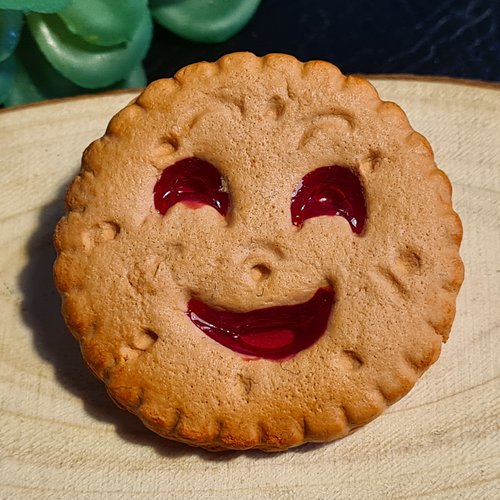 Broche biscuit sourire à la confiture de fraise / bijoux gourmands en pâte autodurcissante