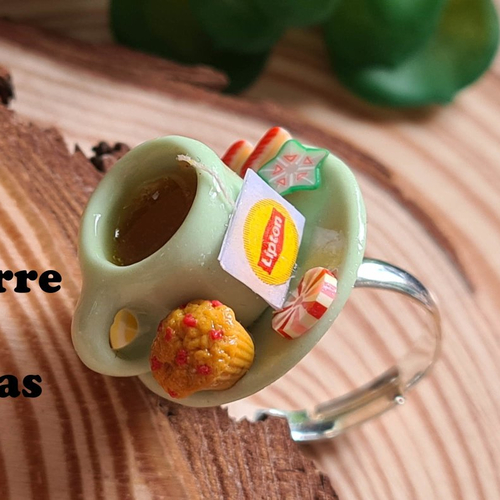 Bague ajustable mug de thé et ses mignardises  en fimo, résine et porcelaine
