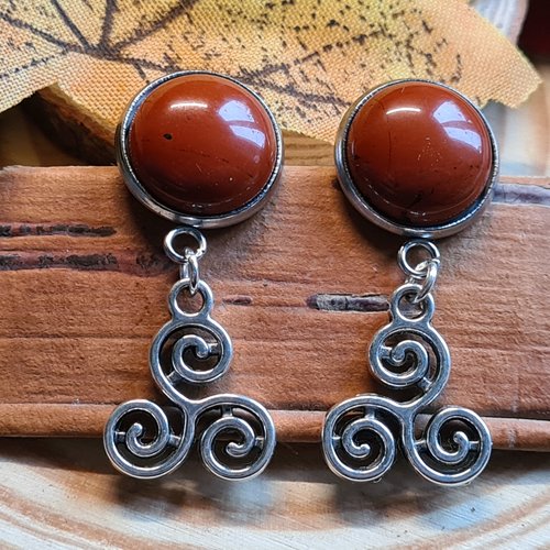 Boucles d'oreilles celtiques inspirées d'outlander en jaspe rouge agrémentées de triskels.