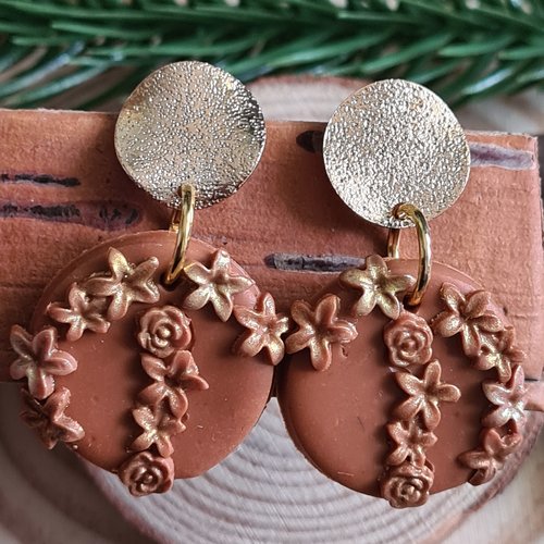 Boucles d'oreilles pendantes "fleurs d'automne" en polymère et laiton plaqué or.