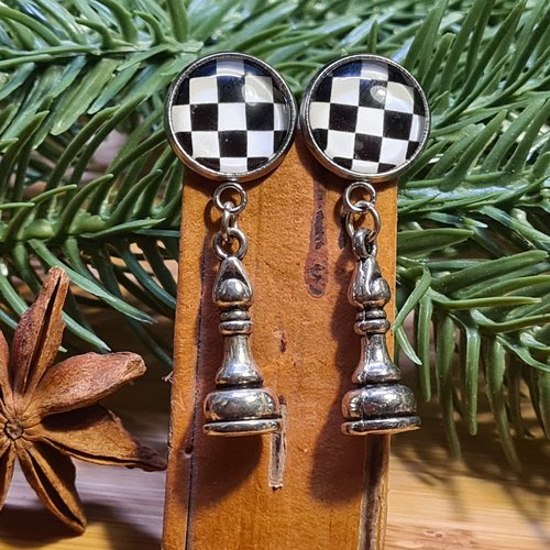 Boucles d'oreille pièce d'échec / boucles d'oreille le jeu de la dame / bijoux pour fan des échecs
