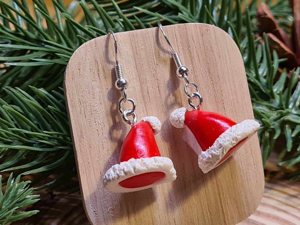 Boucles d'oreilles bonnet de père noël 3d en fimo / crochets en