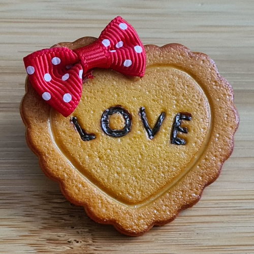 Broche biscuit en forme de coeur / bijoux gourmands en fimo / broche saint valentin
