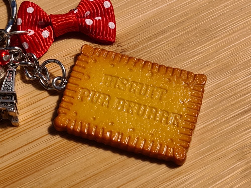 Bijou de sac gourmand / porte-clés biscuit au beurre et plaque de chocolat  croquée - Un grand marché