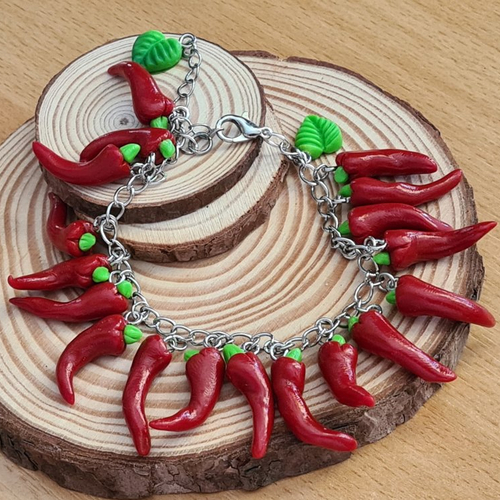 Bracelet piments rouges / bijoux gourmands faits mains / bracelet ajustable décoré de breloques en fimo