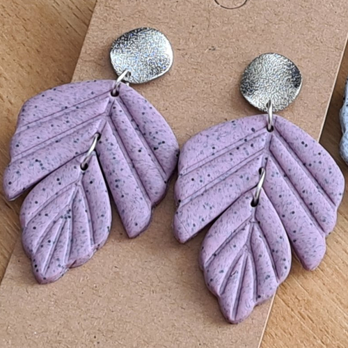 Boucles d'oreilles feuilles articulées violettes  / bijou tendance en fimo