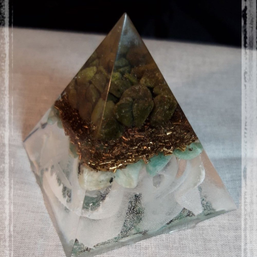 Orgonite pyramide taille m