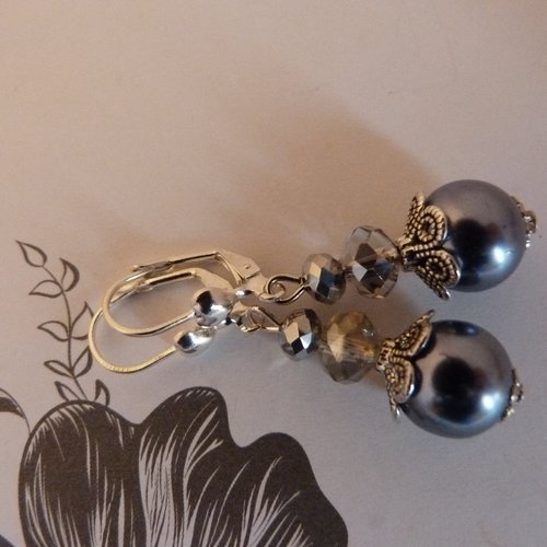 Boucles d'oreilles en perles de verre nacrées gris bleuté