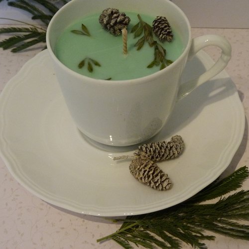 Bougie senteur pin des landes, coulée dans une très jolie tasse à thé en porcelaine fine blanche