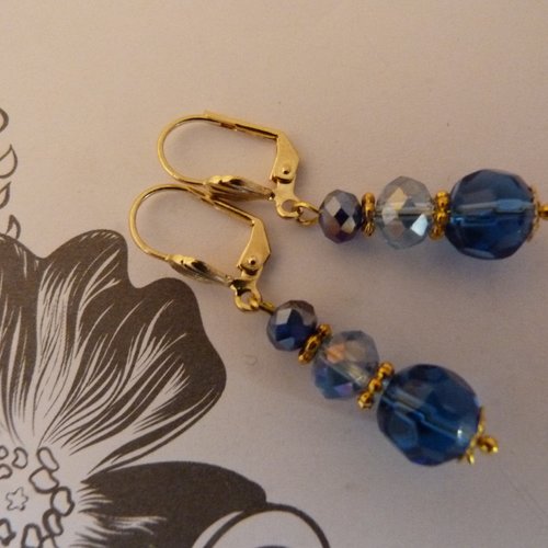 Boucles d'oreilles en perles de verre et cristal dans des tons de bleu