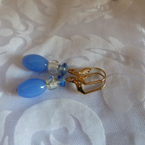 Boucles d'oreilles en perles de verre bleu azur et blanc nacré
