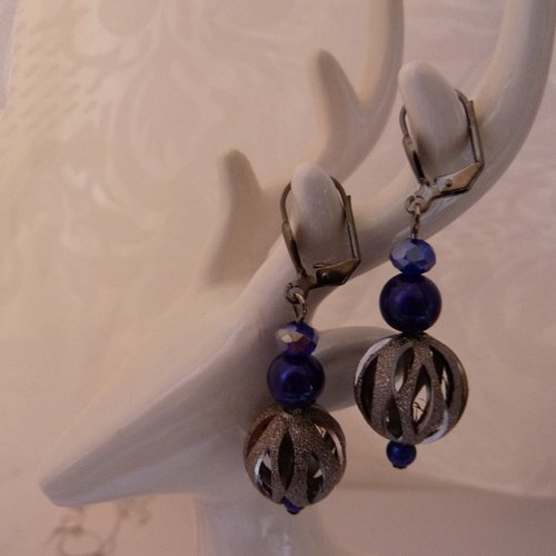 Boucles d'oreilles en métal argenté et perles bleu nuit