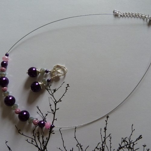 Parure élégante, composée d'un tour de cou et de boucles d'oreilles assorties