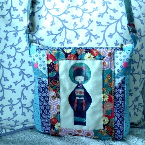 Pochette bandoulière &quot;geisha&quot; tons rose/mauve/bleu