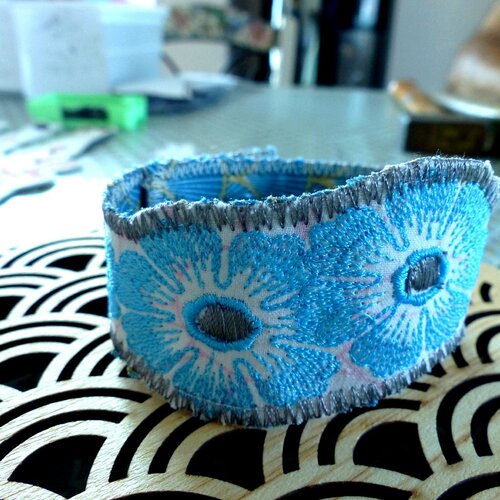 Bracelet femme brodé 4 fleurs bleu turquoise