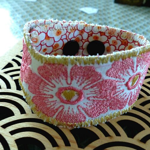Bracelet femme brodé 4 fleurs ton saumon
